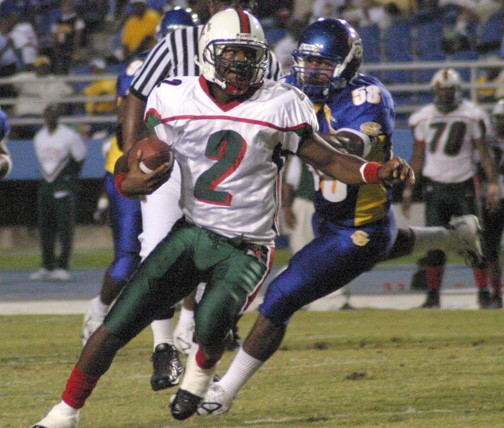 Southern linebacker Daryl Hurst chases Valley quarterback Aries Nelson during Saturday's 17-14 win. - PHOTO BY DOUGLAS TOUSSAINT //DIGEST