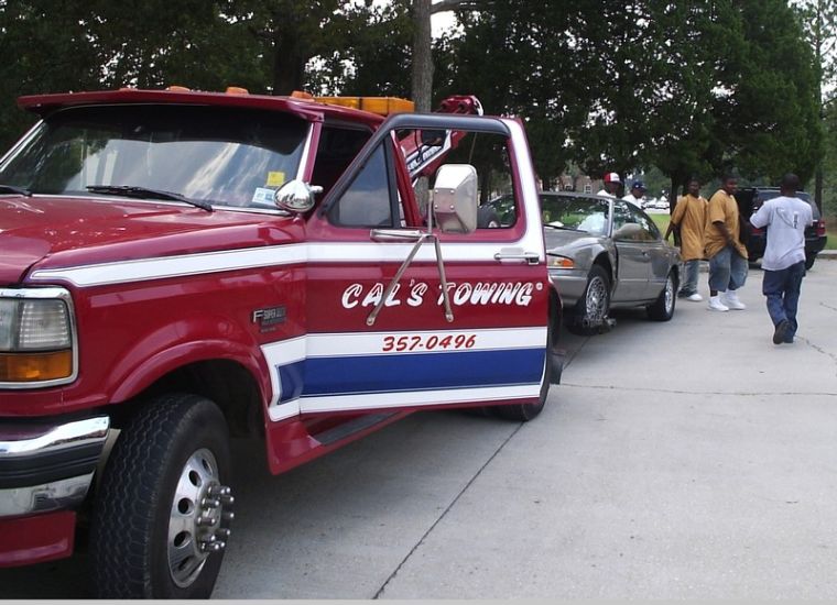 Students watch as a car is towed from Smith Brown Memorial Union parking lot. - Photo by Audrey Massenburg // DIGEST