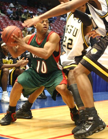 Mississippi Valley State freshman guard Willie Fort trys to fight his way out of a wall of Grambling State defenders. (PHOTO BY ANTHONY MOORE)