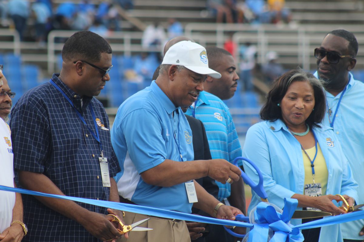 President-Chansellor Ray Belton cuts ribbon among the Board of supervisors before the first homage against Alabama state&#160;