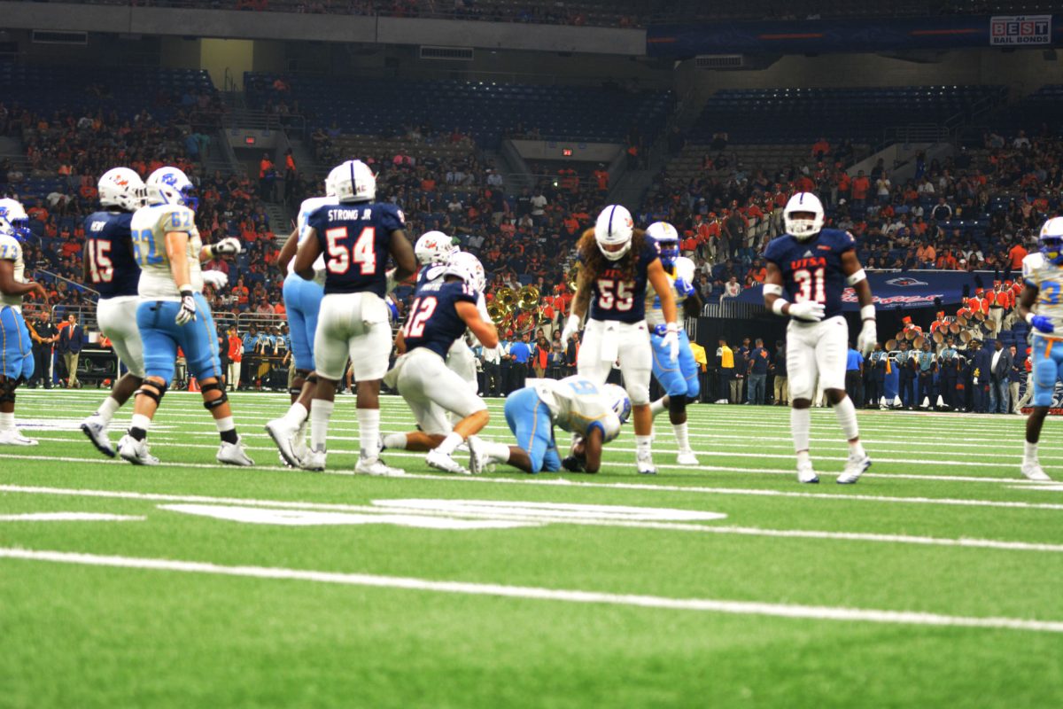 RB Devon Benn gets taken down by UTSA Defensive Back on September 16 2017