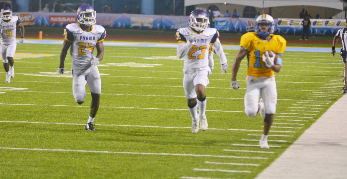 Running Back Darbbeon Profit zooms past 2 Prairie View defenders for a huge gain during the PVAMU versus SU football game. (Caleb Penn/ DIGEST)