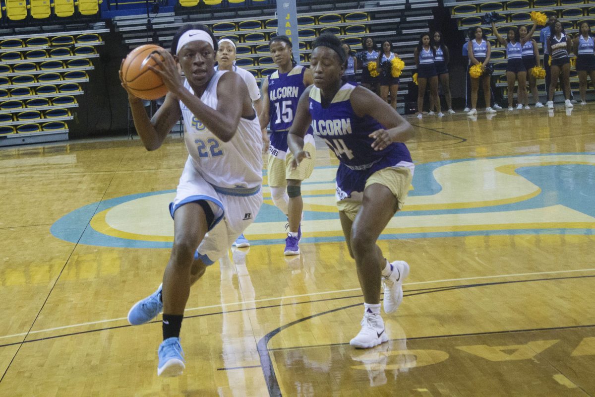 Senior guard Briana Green drives to score a basket against Alcorn State&#8217;s Briana Tolliver on Saturday, January 27 inside the SU Minidome. (Julian Alvarez/Digest)