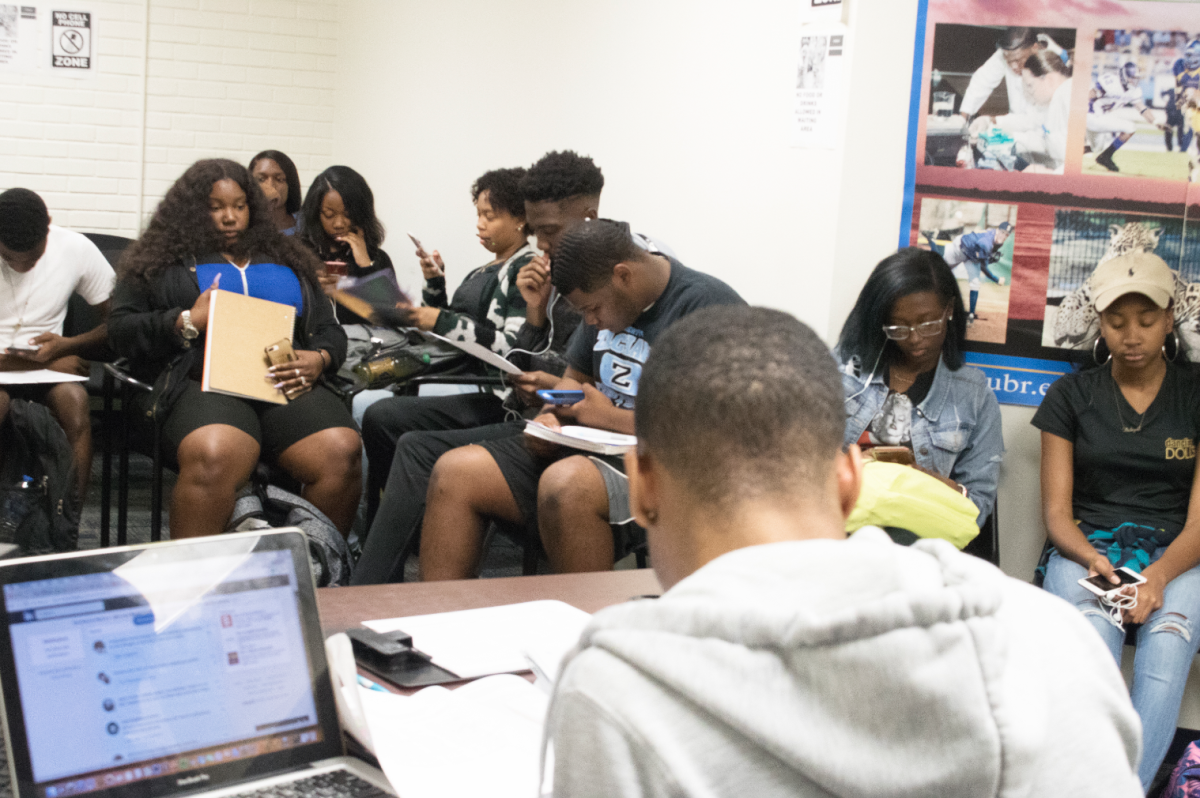 Students wait to meet with their academic advisors to register for 2019 Spring Semester.&#160;