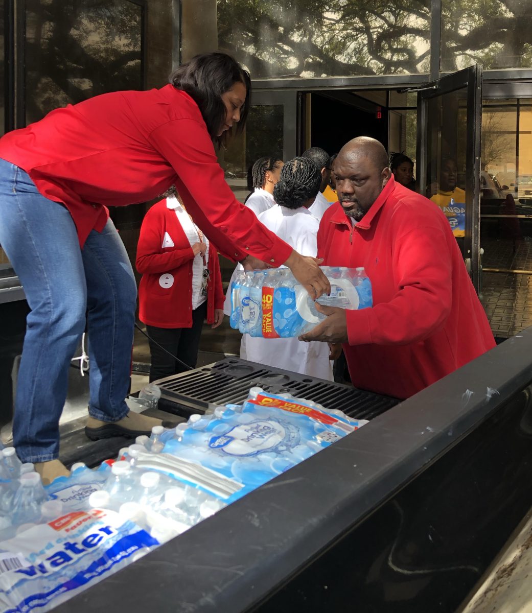 Members of the Baton Rouge Alumni chapter and the Alpha Tau chapter of Delta Sigma Theta Sorority, Inc. unloading a truck with water at Southern University&#8217;s Nursing building in support of efforts to provide more clean water to Tensas parish. (Dante Davis/DIGEST)&#160;&#160;