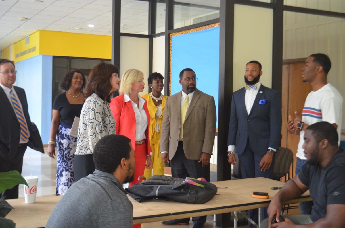 Men&#8217;s Federation member Tyrin J. explaining to a group of campus visitors the purpose of the SU Cuts for Success event at the Smith-Brown Memorial Union inside the Lakefront Room on September 17. (Te&#8217;yanah Owens/DIGEST))
&#160;