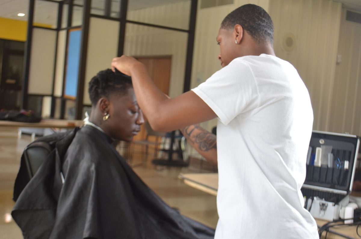 Barber Dameon Jackson lining up Lukah T. at the SU Cuts for Success held by the Men&#8217;s Federation in the Smith Brown Memorial Union Lakefront Room on September 17.&#160;(Te&#8217;yanah Owens/DIGEST)