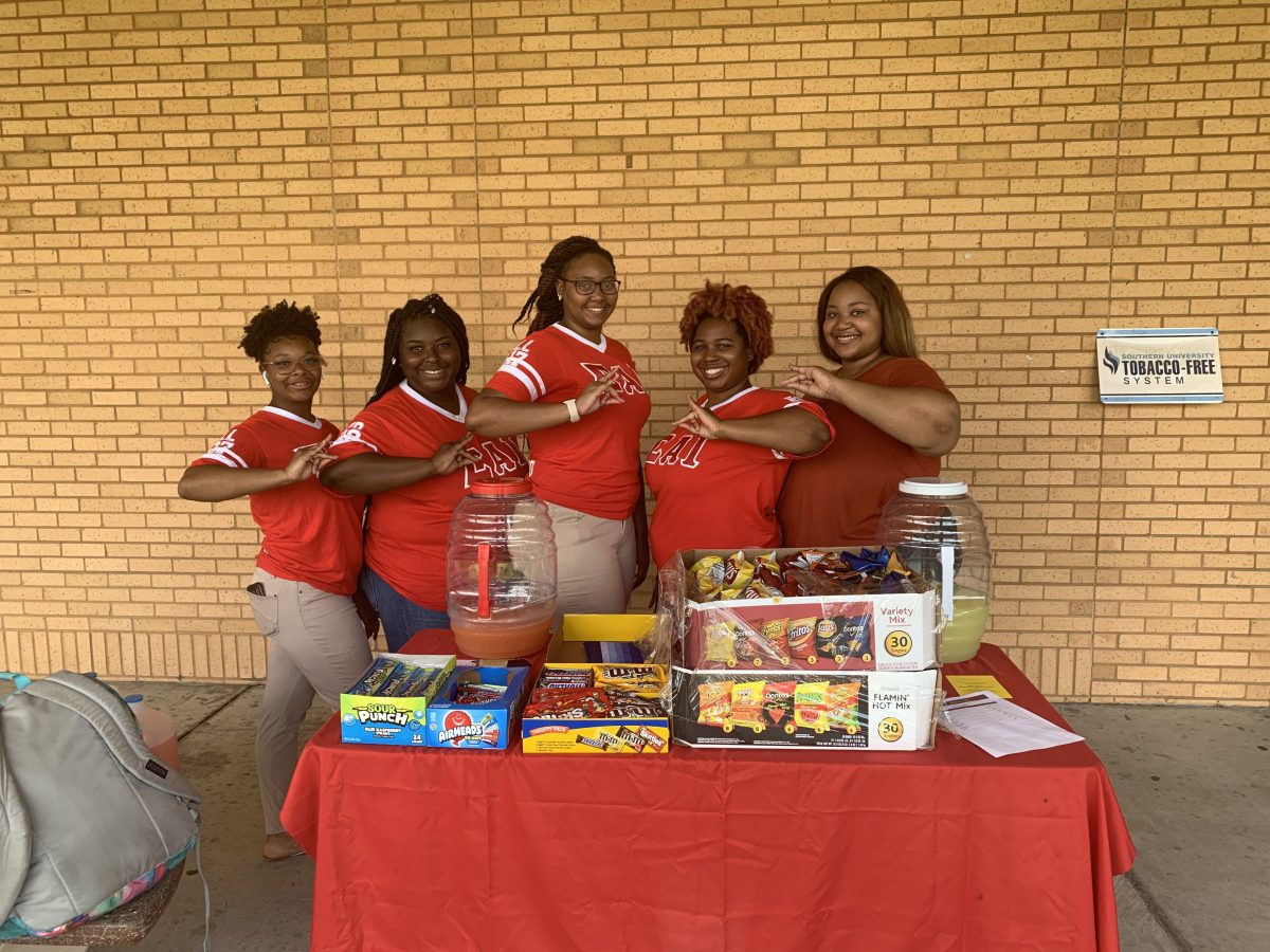 The Kappa Kappa chapter of Sigma Alpha Iota International Music Fraternity for Women selling lemonade in front of Blanks Hall on September 24. (Kyndall Jones/DIGEST)&#160;