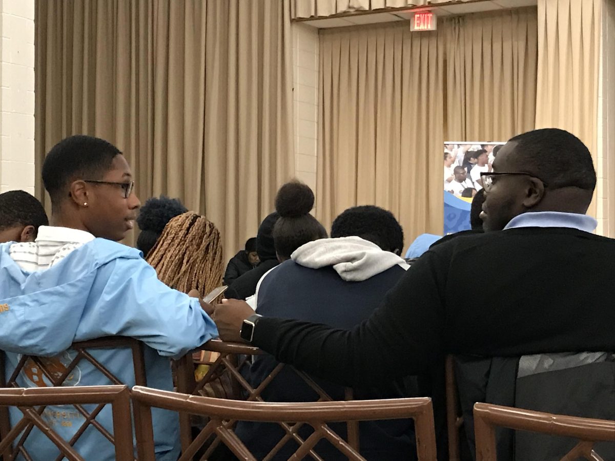 F/SYE: Students engaging in a conversation at the F/SYE Explore and Apply event inside the Union Ballroom on November 14. (Te&#8217;yanah Owens/DIGEST)