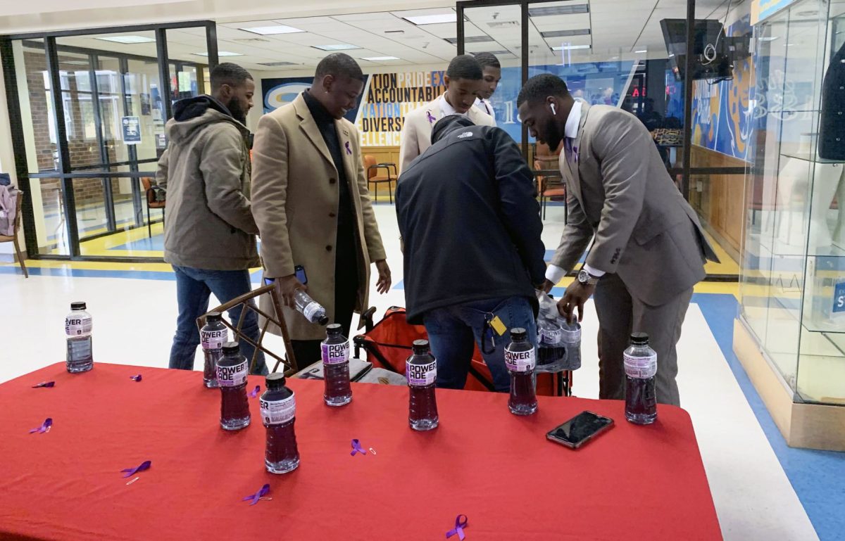 Alzheimers: Collegiate 100 men sell purple powerades and pass out ribbons to bring awareness to Alzheimer&#8217;s Disease in the Smith Brown Memorial Union on November 13. (Te&#8217;yanah Owens/DIGEST)