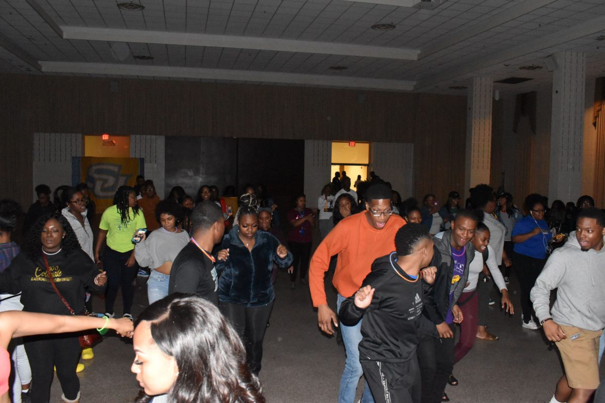 IT&#8217;S UP: Students doing the SU shuffle at the Freshmore Karoke Night held inside the Union&#8217;s Cotillion Ballroom on Tuesday, February 4. (Te&#8217;yanah Owens/DIGEST)