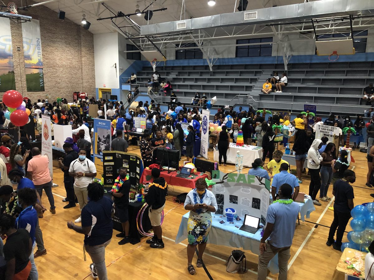 Students gather on the floor of the University Event Center during the start of the 2022 Student Organization Fair held on Thursday, August 25. (Akhi Hines/DIGEST)