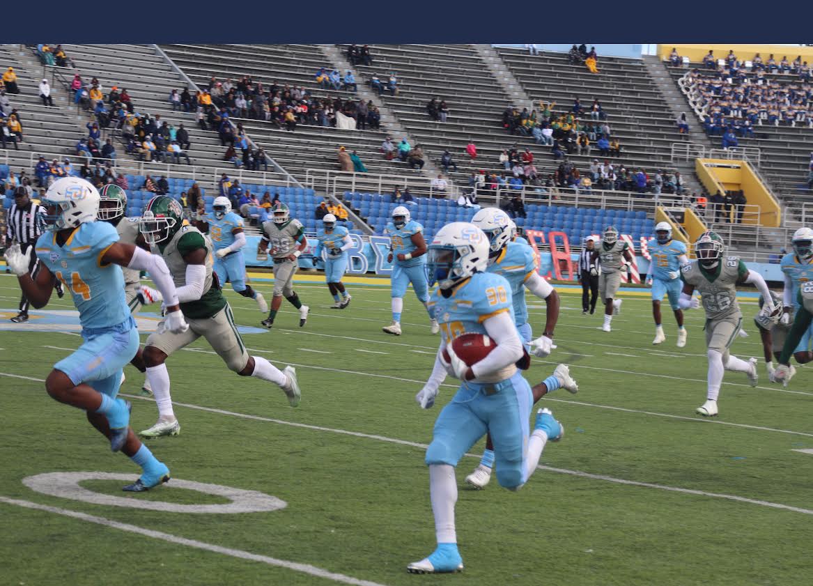 Braelen Morgan #30 ran to the endzone for a touchdown at the A.W. Mumford Stadium on November 12 (Austin Powe/DIGEST)