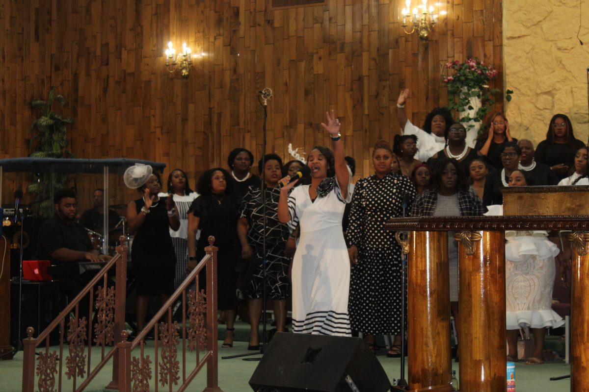 Rhonda Colar-Myles leading worship at Saintsville&#160;C.O.G.I.C on October 27th during SUGC's Reunion and Anniversary concert for Elder Ernest Bowman Jr. (Blair Willis/DIGEST)