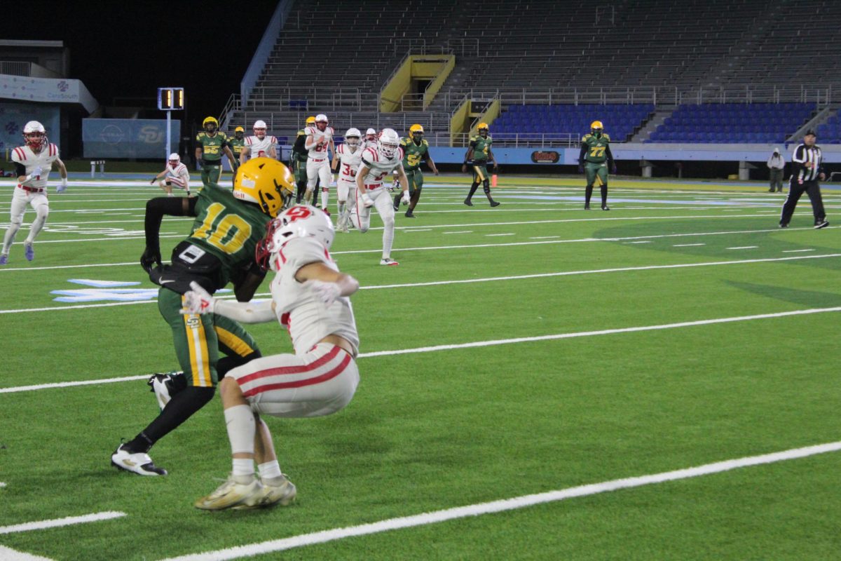 #10 Jayce Wright evades a defender to keep the play alive. (Anitra Wells/DIGEST)
